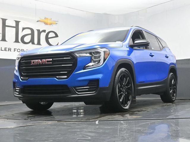 Used 2024 GMC Terrain SLE w/ Driver Convenience Package FWD image 4