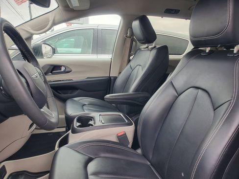 Used 2023 Chrysler Pacifica Touring-L image 13