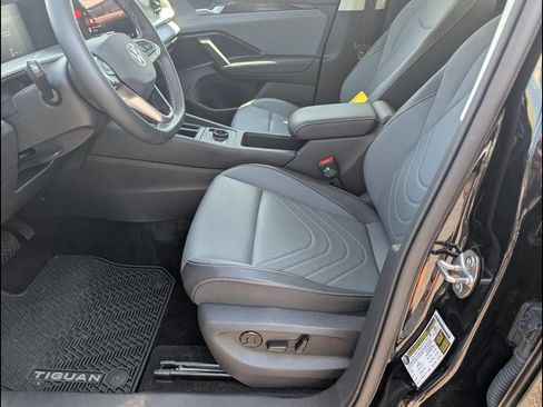 Certified 2025 Volkswagen Tiguan SE w/ Panoramic Sunroof Package AWD/4WD image 10