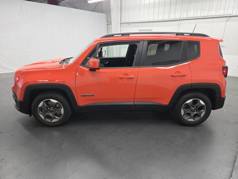 Used 2018 Jeep Renegade Latitude FWD image 2