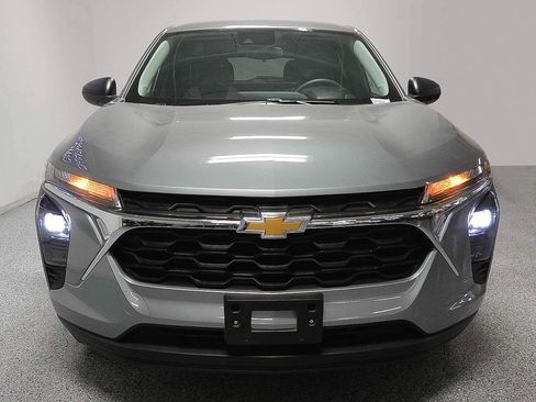 Used 2025 Chevrolet Trax LS FWD image 2