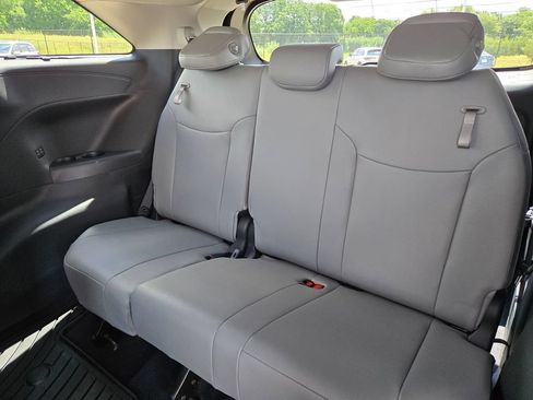 Used 2026 Toyota Sienna XLE FWD image 15