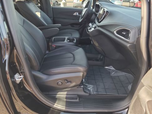 New 2026 Chrysler Pacifica Select image 22