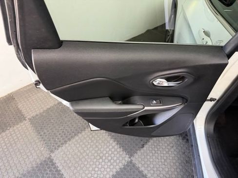 Used 2019 Jeep Cherokee Limited AWD/4WD image 31