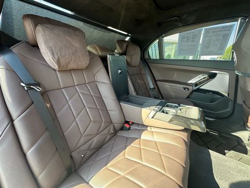 Certified 2025 BMW 760i xDrive w/ Luxury Rear Seating Package image 25