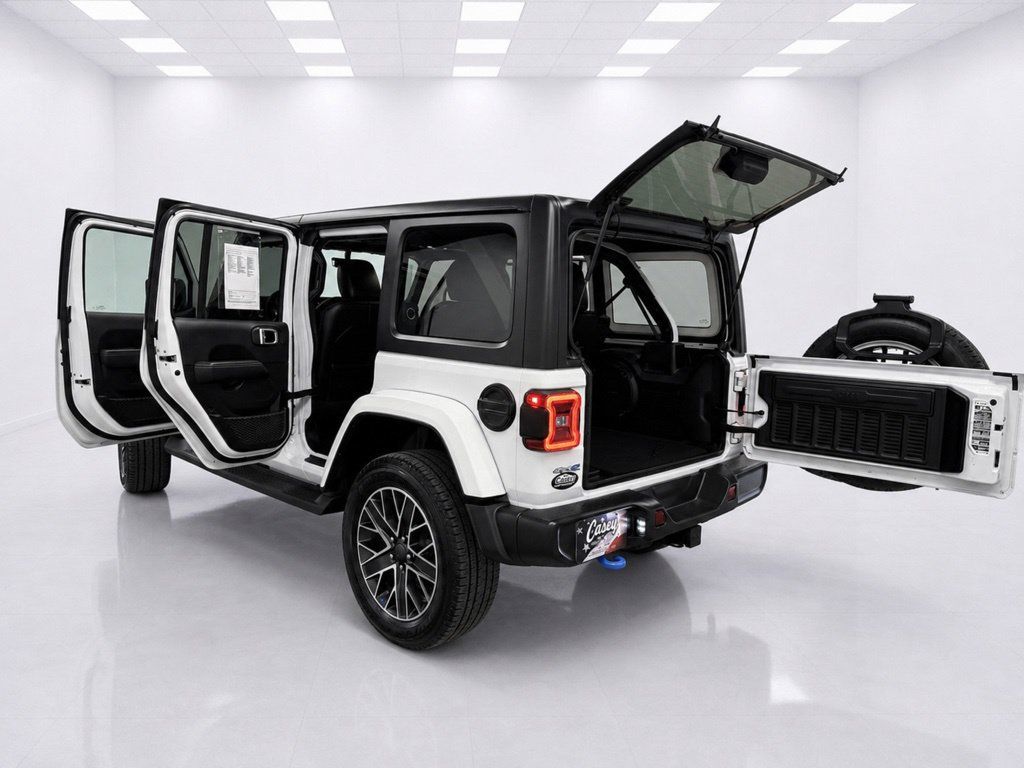 Used 2023 Jeep Wrangler Unlimited Sahara w/ Cold Weather Group AWD/4WD image 12