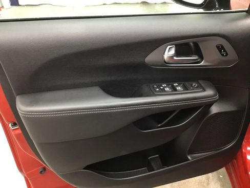 Used 2025 Chrysler Pacifica Select FWD image 7