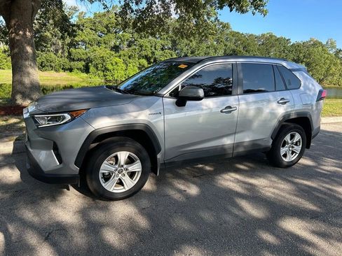 Used 2021 Toyota RAV4 XLE AWD/4WD image 2