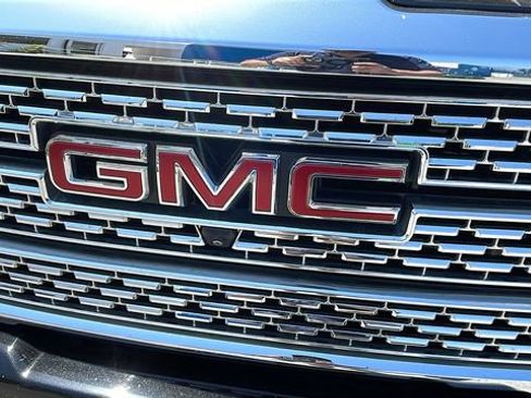 Used 2022 GMC Sierra 2500 Denali w/ Denali Black Diamond Edition AWD/4WD image 10