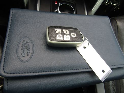 Used 2019 Land Rover Discovery Sport HSE image 46