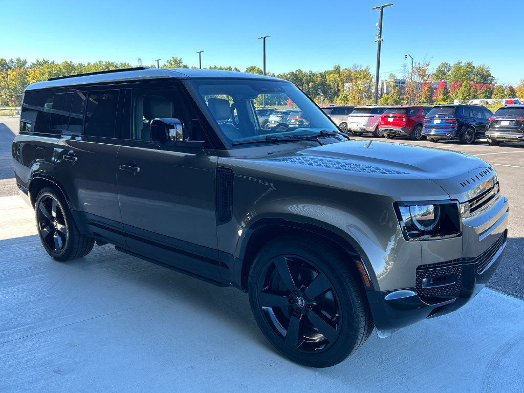 Used 2025 Land Rover Defender 130 X-Dynamic SE AWD/4WD image 2