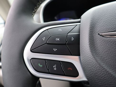 Used 2024 Chrysler Pacifica Touring-L image 25