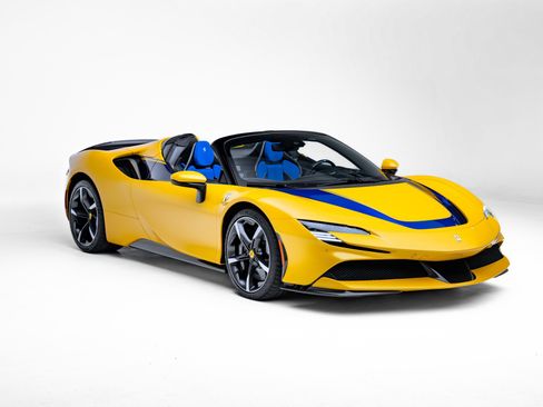 Used 2023 Ferrari SF90 Spider image 8