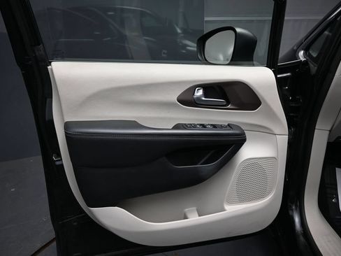 Used 2023 Chrysler Voyager LX FWD image 27