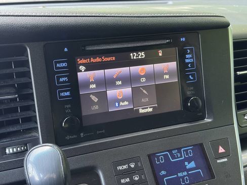 Used 2017 Toyota Sienna SE Premium FWD image 39
