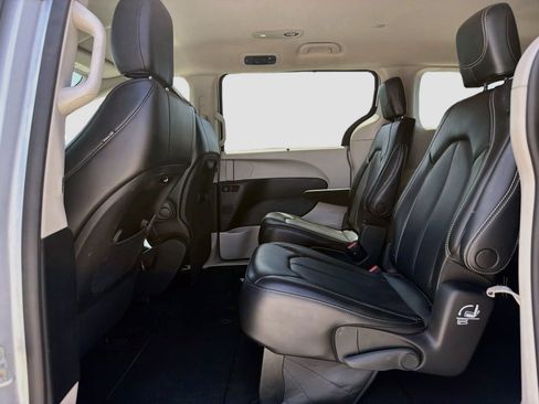 Used 2023 Chrysler Pacifica Touring-L FWD image 25
