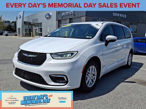 Used 2023 Chrysler Pacifica Touring-L FWD image 4