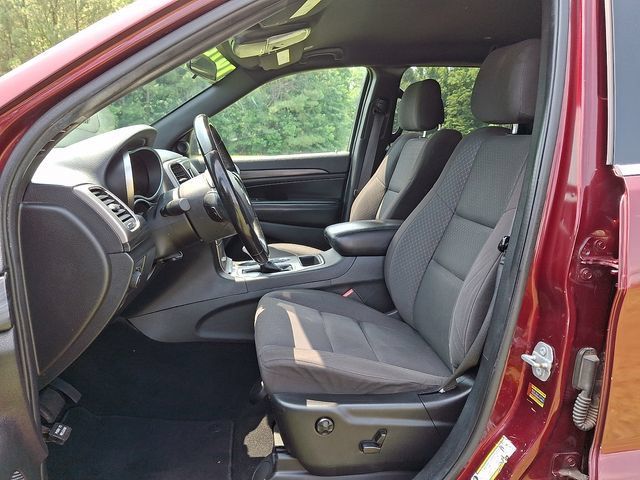 Used 2020 Jeep Grand Cherokee Laredo AWD/4WD image 13