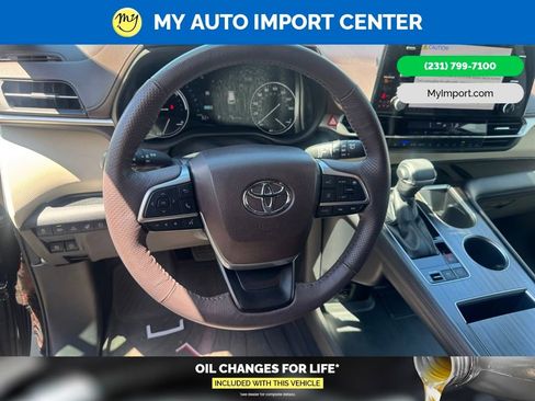 Used 2022 Toyota Sienna Platinum AWD/4WD image 9
