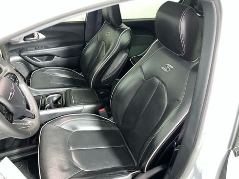 Used 2024 Chrysler Pacifica Premium FWD image 15