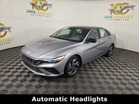 Used 2025 Hyundai Elantra Sport FWD image 3