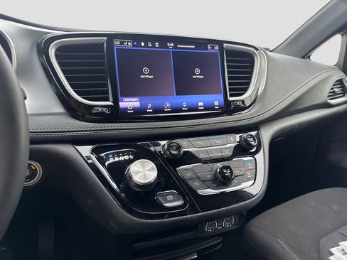 Used 2023 Chrysler Pacifica Touring FWD image 14