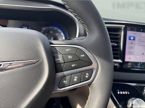Used 2024 Chrysler Pacifica Touring-L FWD image 19
