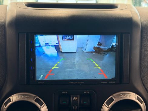 Used 2015 Jeep Wrangler Unlimited Sahara w/ Connectivity Group AWD/4WD image 12