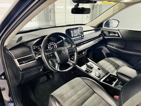Used 2024 Mitsubishi Outlander SE image 2