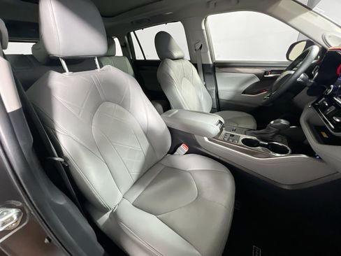 Used 2023 Toyota Highlander Platinum FWD image 31
