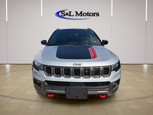 Used 2025 Jeep Compass Trailhawk w/ Trailhawk Convenience Group AWD/4WD image 3