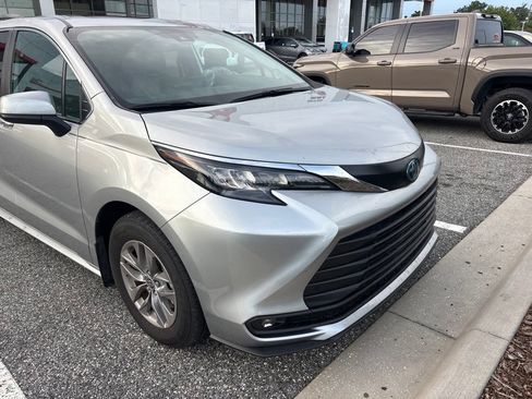 Used 2025 Toyota Sienna XLE w/ XLE Plus Package FWD image 2