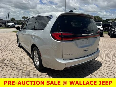 Used 2024 Chrysler Pacifica Touring-L FWD image 9