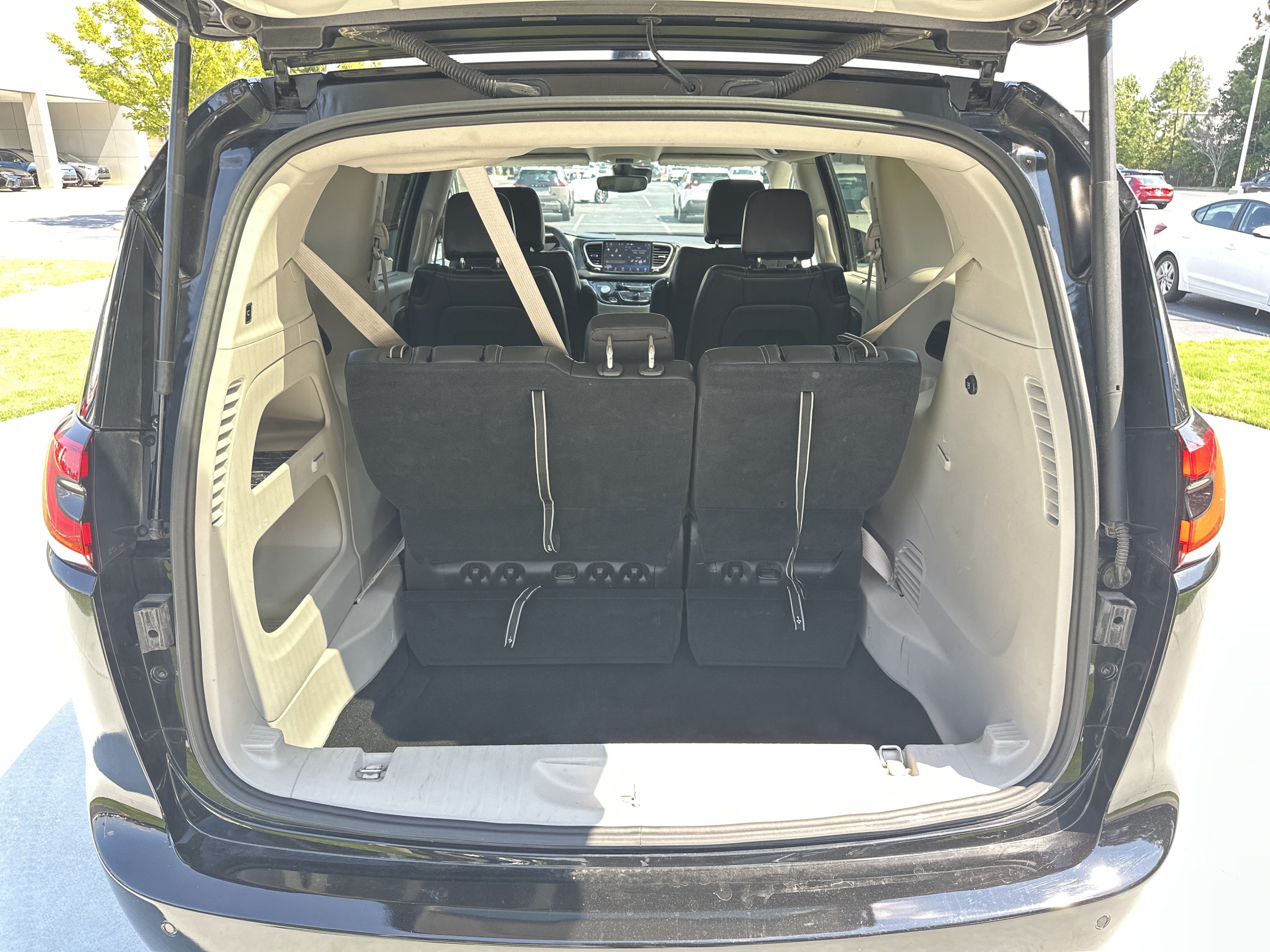 Used 2024 Chrysler Pacifica Touring-L FWD image 33
