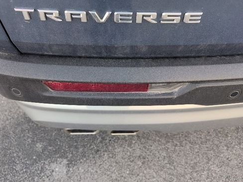 Used 2025 Chevrolet Traverse LT image 8
