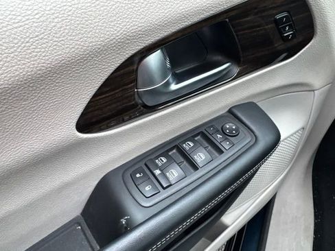 Used 2023 Chrysler Pacifica Limited FWD image 15