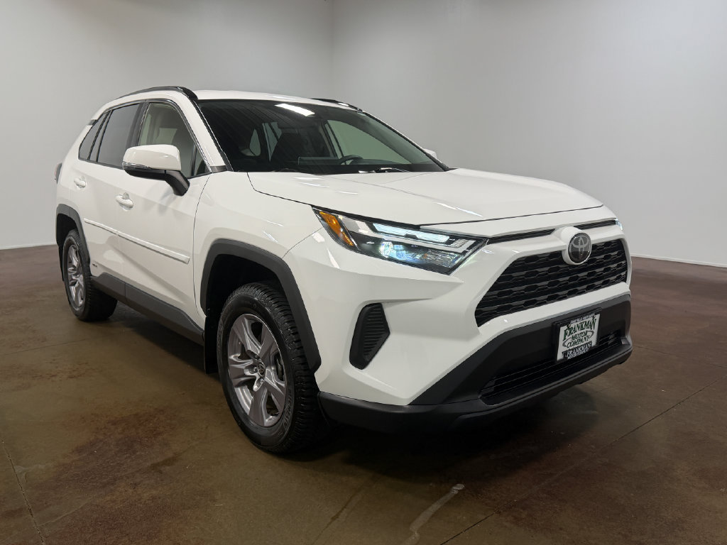 Used 2025 Toyota RAV4 XLE AWD/4WD image 30