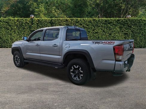 Used 2017 Toyota Tacoma TRD Sport image 5