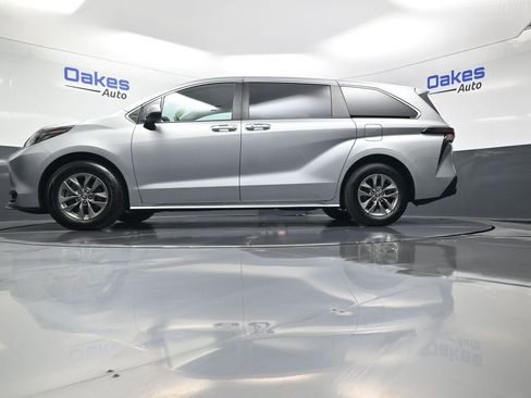 Used 2024 Toyota Sienna LE image 39