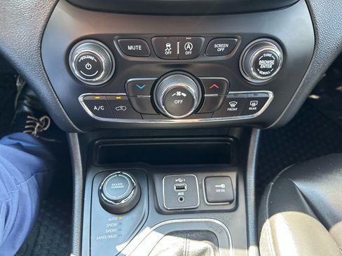 Used 2020 Jeep Cherokee Latitude Plus w/ Cold Weather Group AWD/4WD image 18