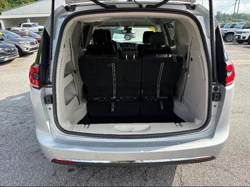 Used 2023 Chrysler Pacifica Touring-L image 46