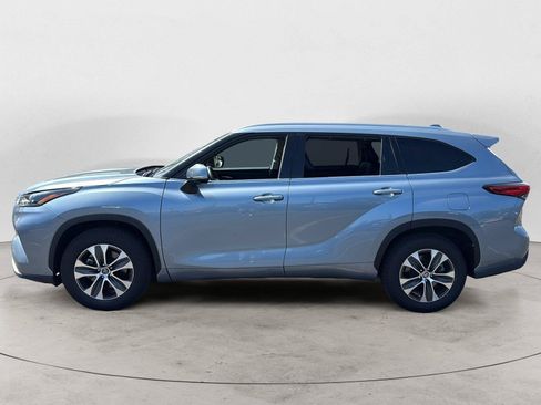 Used 2022 Toyota Highlander XLE FWD image 3