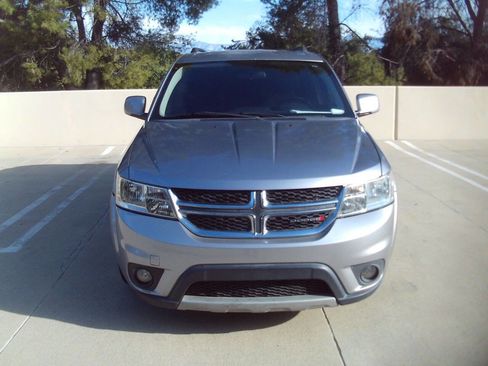 Used 2016 Dodge Journey SXT w/ Comfort/Convenience Group FWD image 2