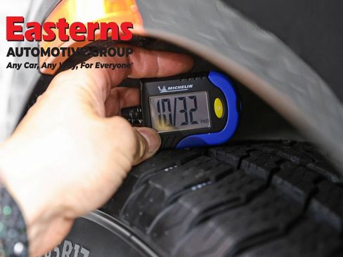 Used 2023 Chrysler Pacifica Touring-L FWD image 28