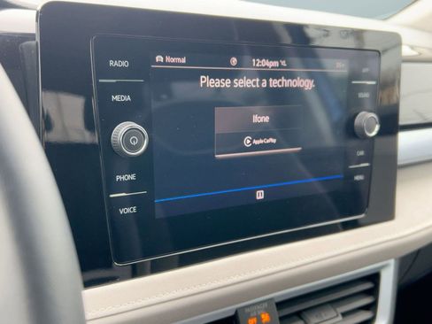 Certified 2025 Volkswagen Taos SE w/ Panoramic Sunroof Package image 22