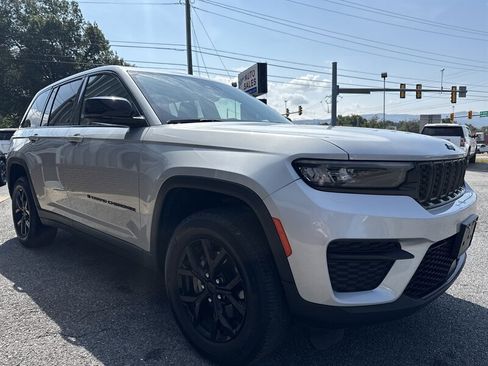 Used 2024 Jeep Grand Cherokee Altitude image 4