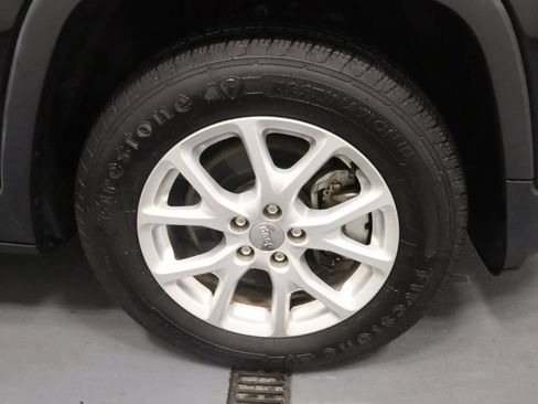 Used 2018 Jeep Cherokee Latitude w/ Safety Group AWD/4WD image 24