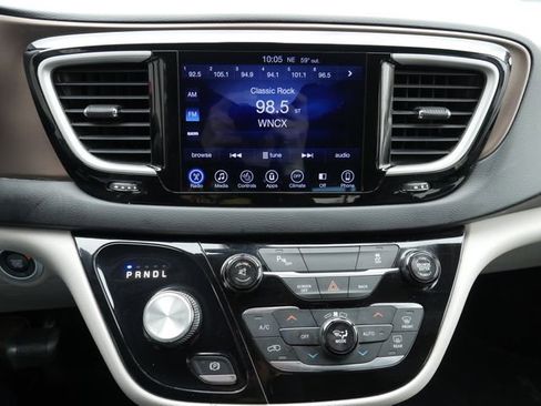 Used 2017 Chrysler Pacifica Touring-L image 4