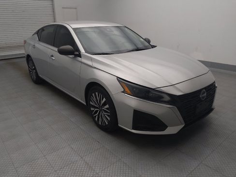 Used 2024 Nissan Altima 2.5 SV FWD image 13