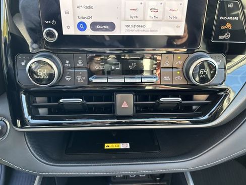 Used 2023 Toyota Highlander XLE AWD/4WD image 21